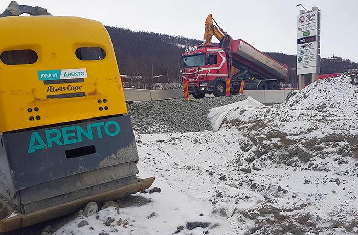 Arento hyr ut lastbil för transport vid vägarbete i Hemavan