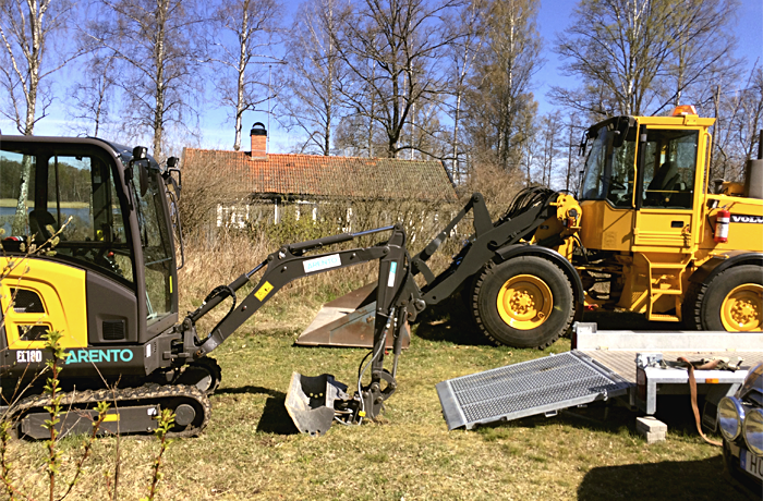 Arento hjälper till med byggmaskiner, hjullastare, grävmaskin med mera vid produktionen av TV-programmet Sommar med Ernst